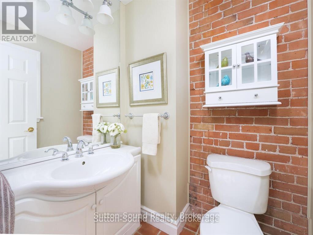 2 pc bath main level - 932 3Rd Avenue W, Owen Sound, ON - Indoor Photo Showing Bathroom