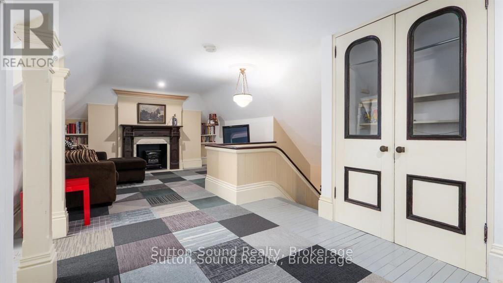 Attic living space - 932 3Rd Avenue W, Owen Sound, ON - Indoor With Fireplace