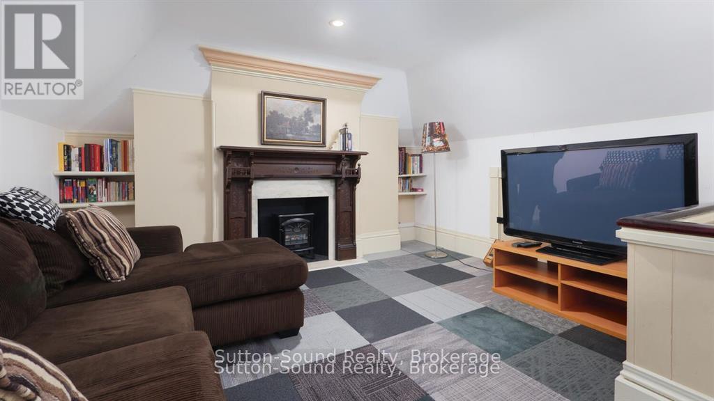 932 3Rd Avenue W, Owen Sound, ON - Indoor Photo Showing Living Room With Fireplace