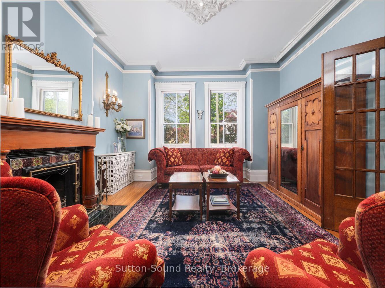 932 3Rd Avenue W, Owen Sound, ON - Indoor Photo Showing Living Room With Fireplace
