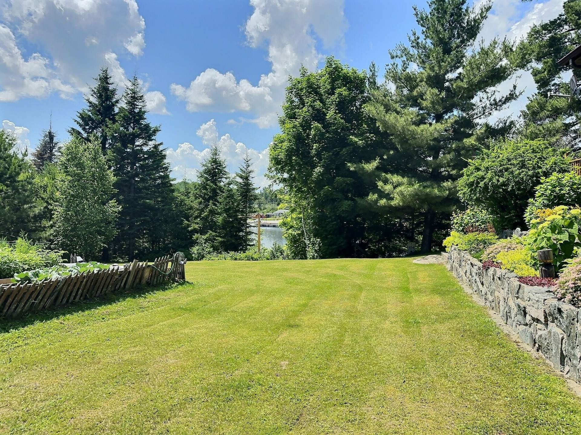 Cour - 1997 Ch. Adrien-Denis, Laniel, QC - Outdoor