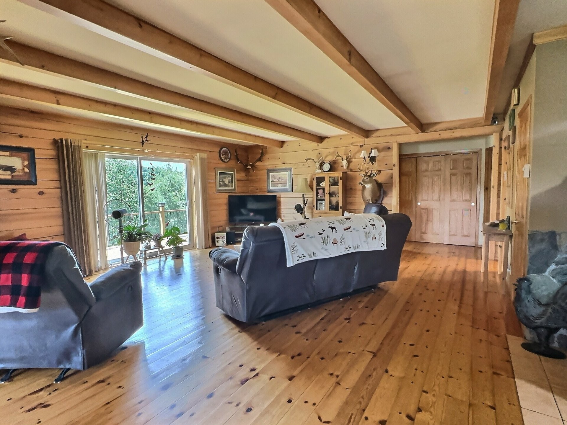 Salon - 1997 Ch. Adrien-Denis, Laniel, QC - Indoor Photo Showing Living Room
