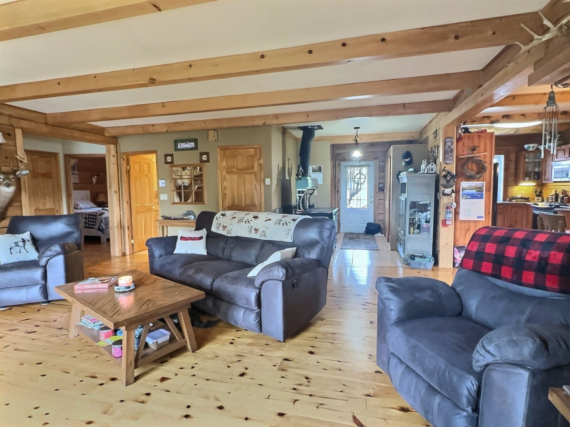 Salon - 1997 Ch. Adrien-Denis, Laniel, QC - Indoor Photo Showing Living Room