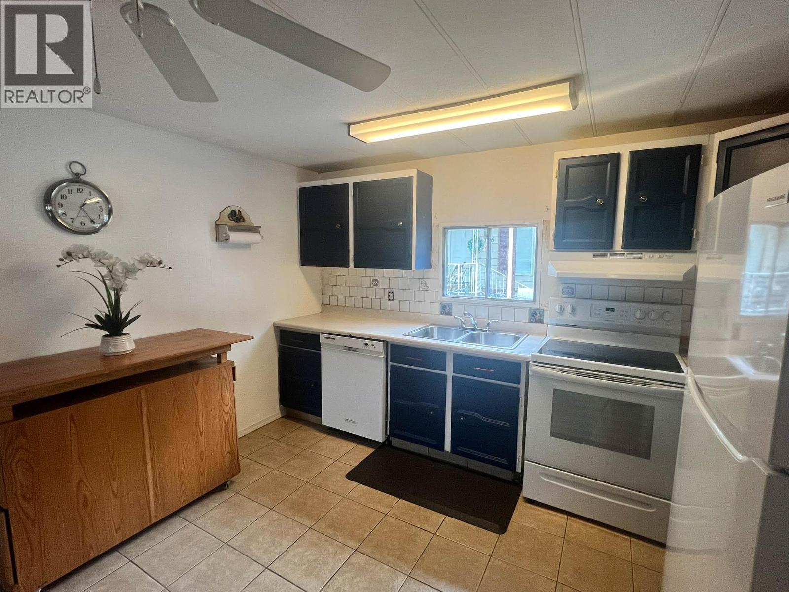 Kitchen - 1999 97 Highway S Unit# 197, Kelowna, BC