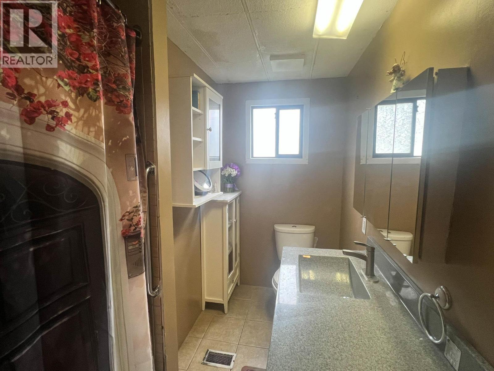 Main Bath - 1999 97 Highway S Unit# 197, Kelowna, BC