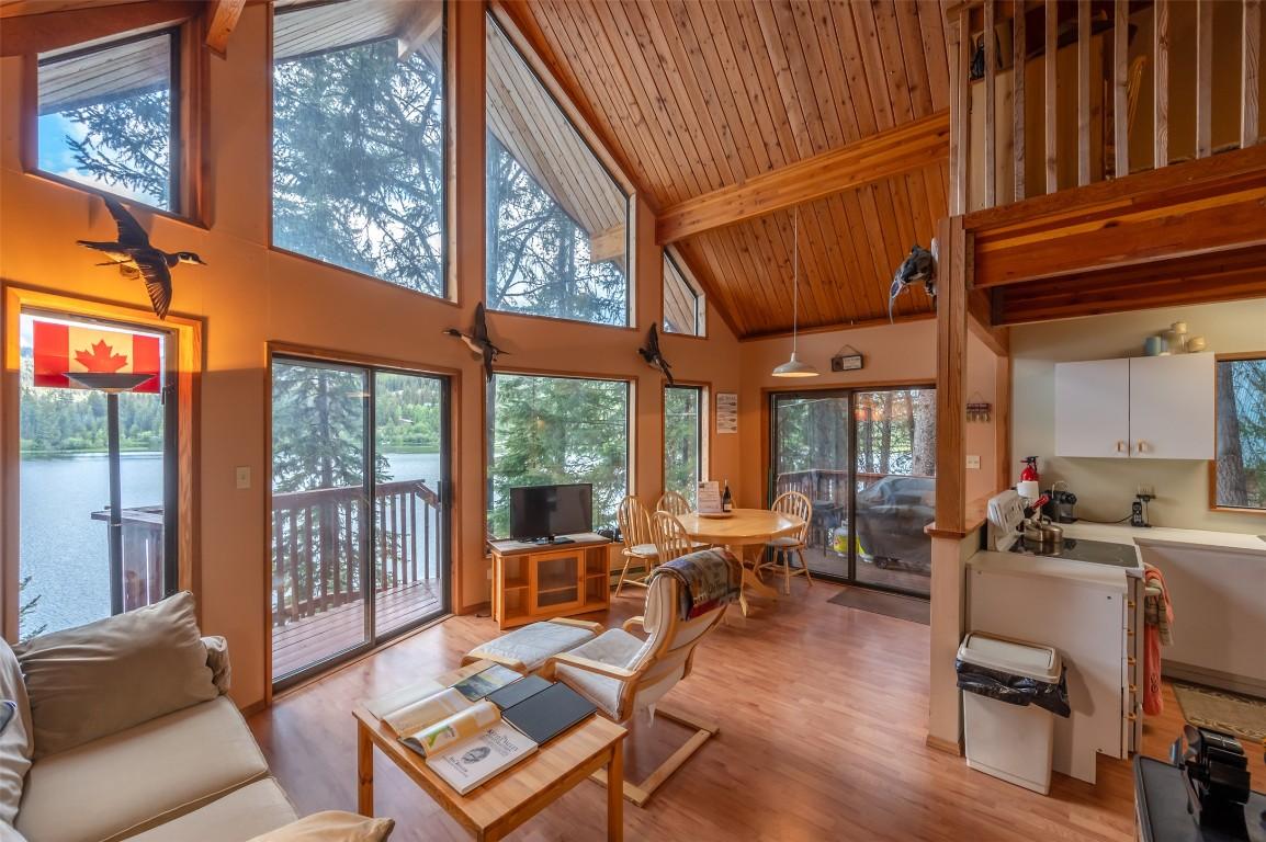 272 Link Lake Road, Princeton, BC - Indoor Photo Showing Living Room