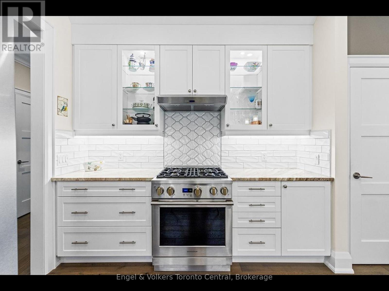 81 Spruce Street, Tiny, ON - Indoor Photo Showing Kitchen With Upgraded Kitchen