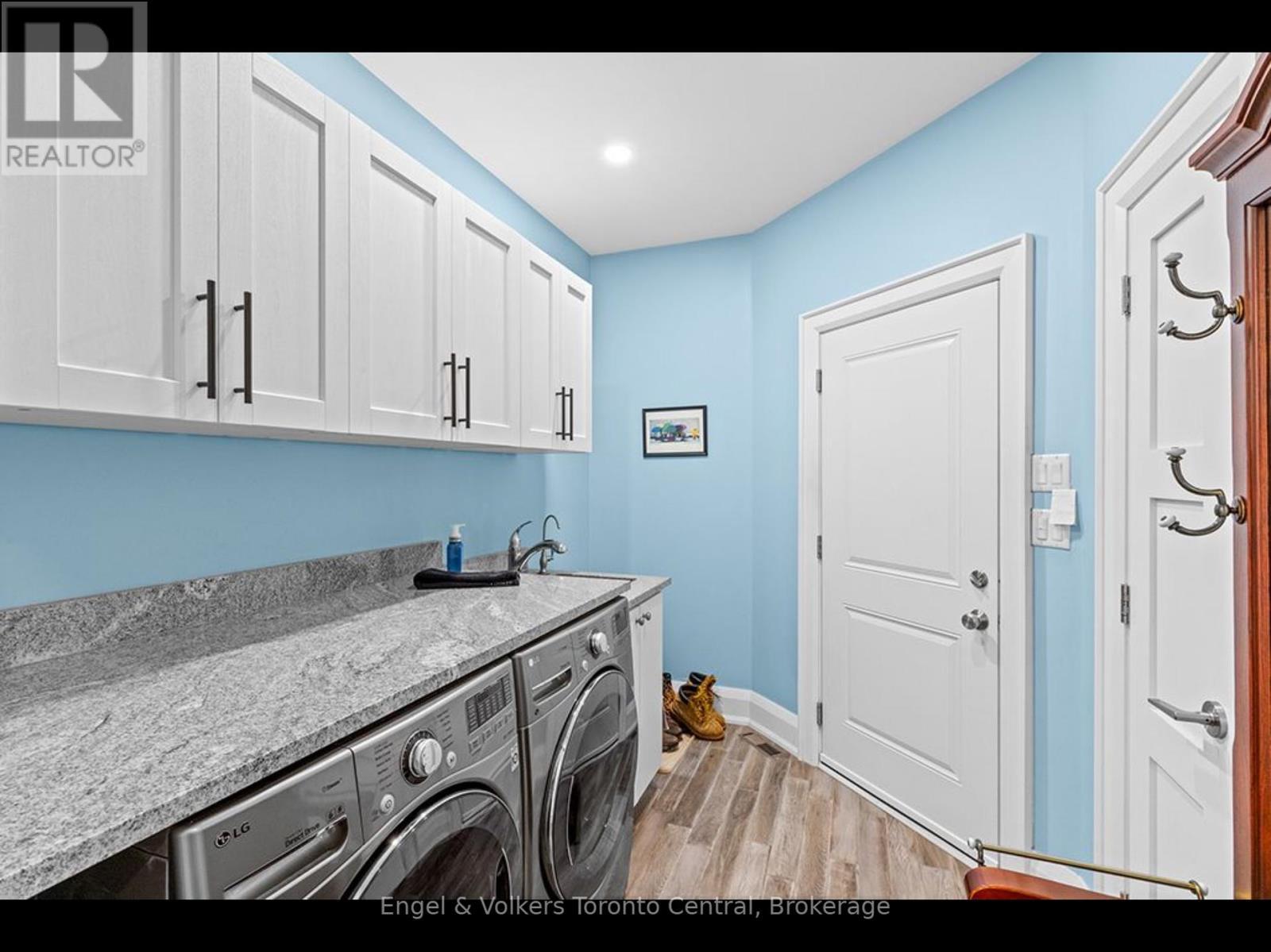 81 Spruce Street, Tiny, ON - Indoor Photo Showing Laundry Room