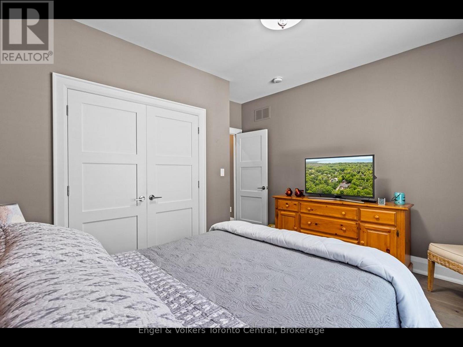 81 Spruce Street, Tiny, ON - Indoor Photo Showing Bedroom