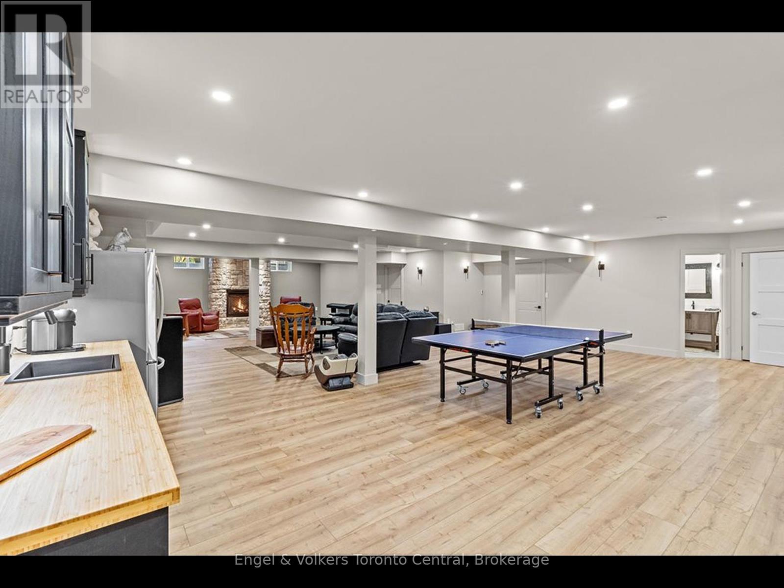 81 Spruce Street, Tiny, ON - Indoor Photo Showing Other Room