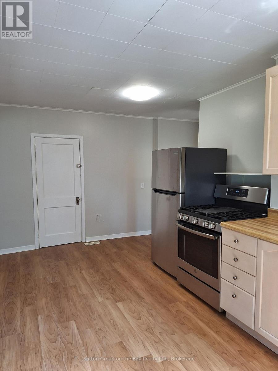215 Cedar Street, Clearview (Stayner), ON - Indoor Photo Showing Kitchen