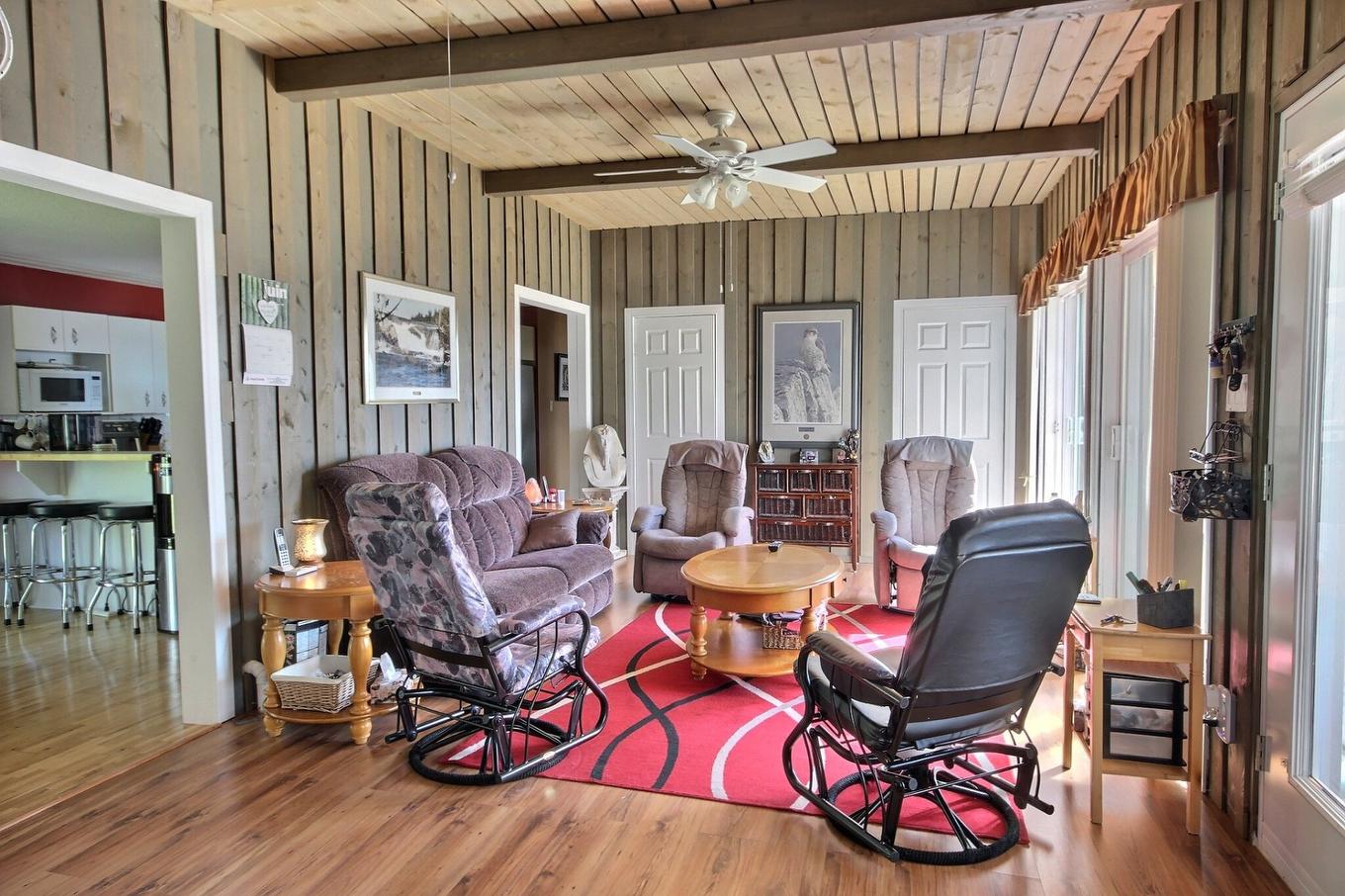 Salon - 7796 Boul. Rideau, Rouyn-Noranda, QC - Indoor