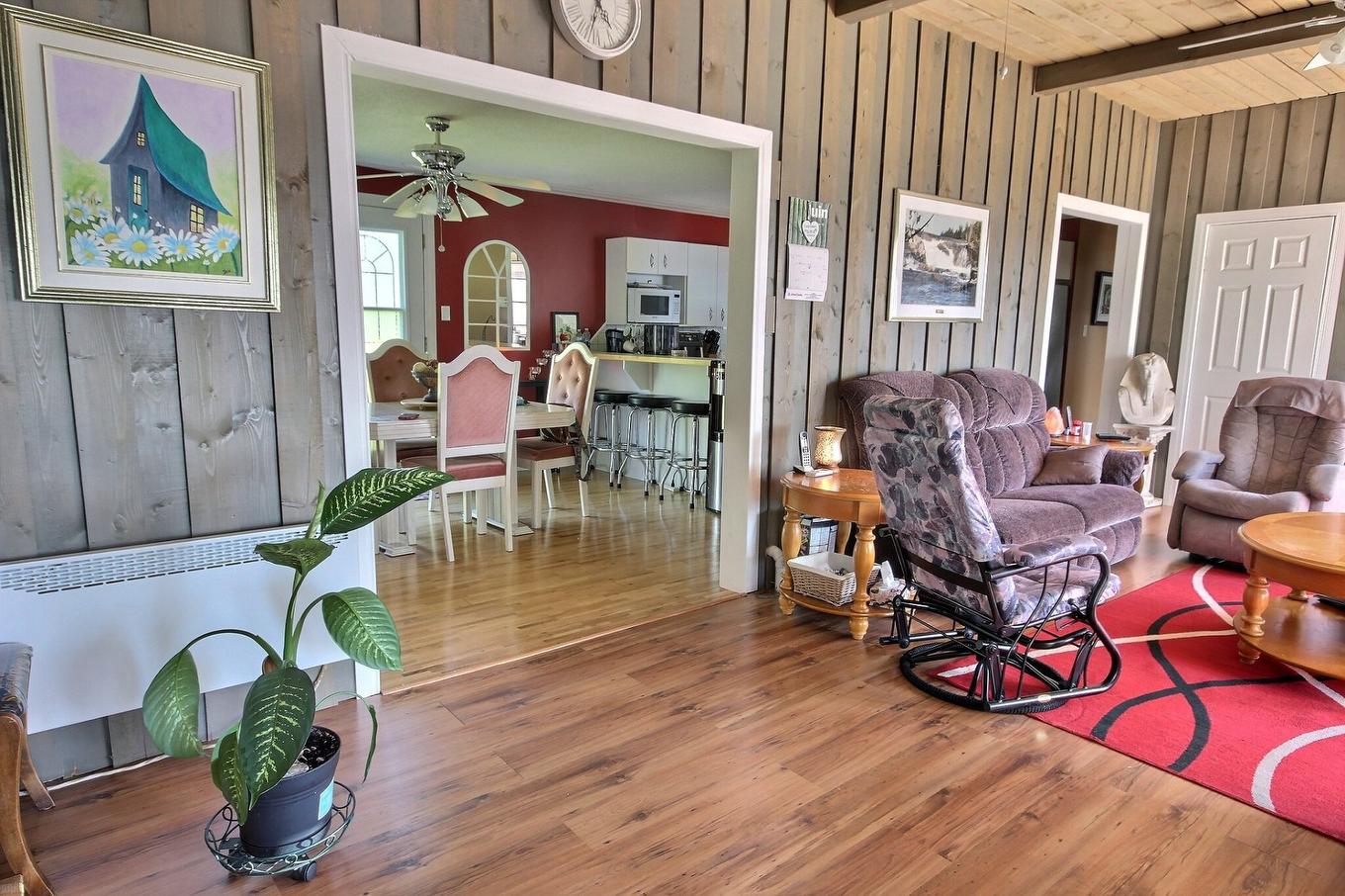 Salon - 7796 Boul. Rideau, Rouyn-Noranda, QC - Indoor