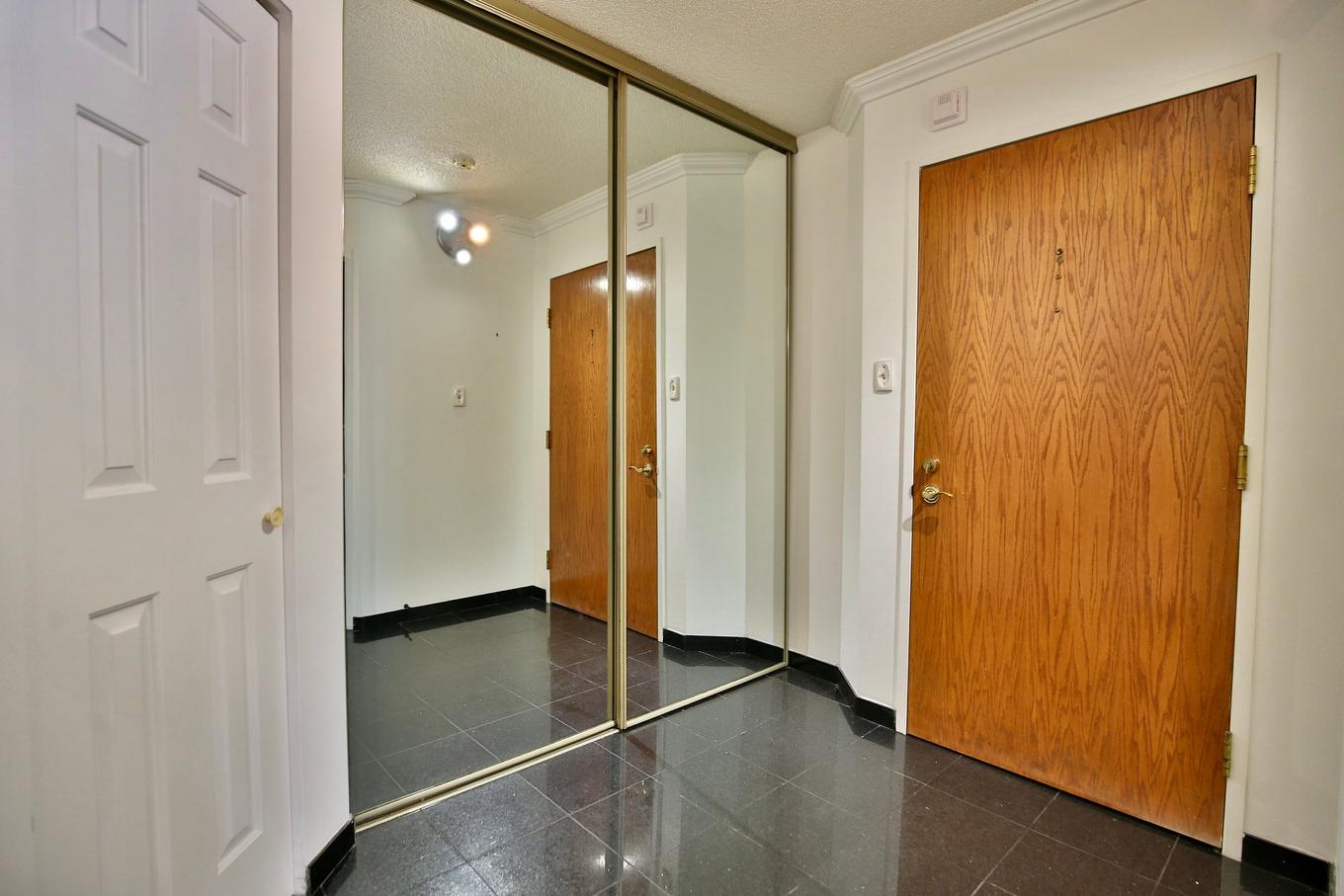 Hall - T301-51 Place Charles-Le Moyne, Longueuil (Le Vieux-Longueuil), QC - Indoor Photo Showing Other Room