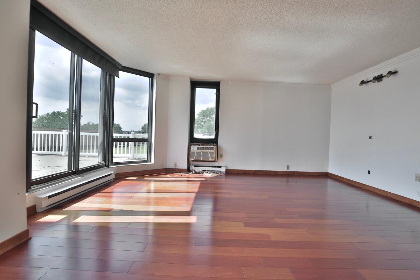 Living room - T301-51 Place Charles-Le Moyne, Longueuil (Le Vieux-Longueuil), QC - Indoor Photo Showing Other Room