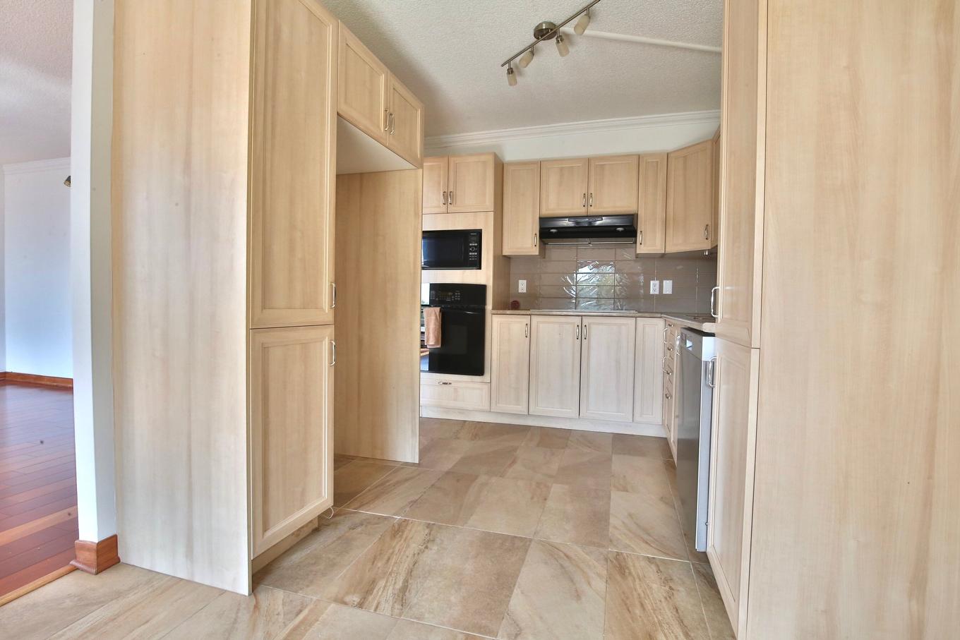 Kitchen - T301-51 Place Charles-Le Moyne, Longueuil (Le Vieux-Longueuil), QC - Indoor Photo Showing Kitchen