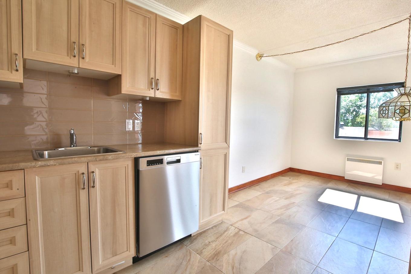 Dining room - T301-51 Place Charles-Le Moyne, Longueuil (Le Vieux-Longueuil), QC - Indoor Photo Showing Kitchen