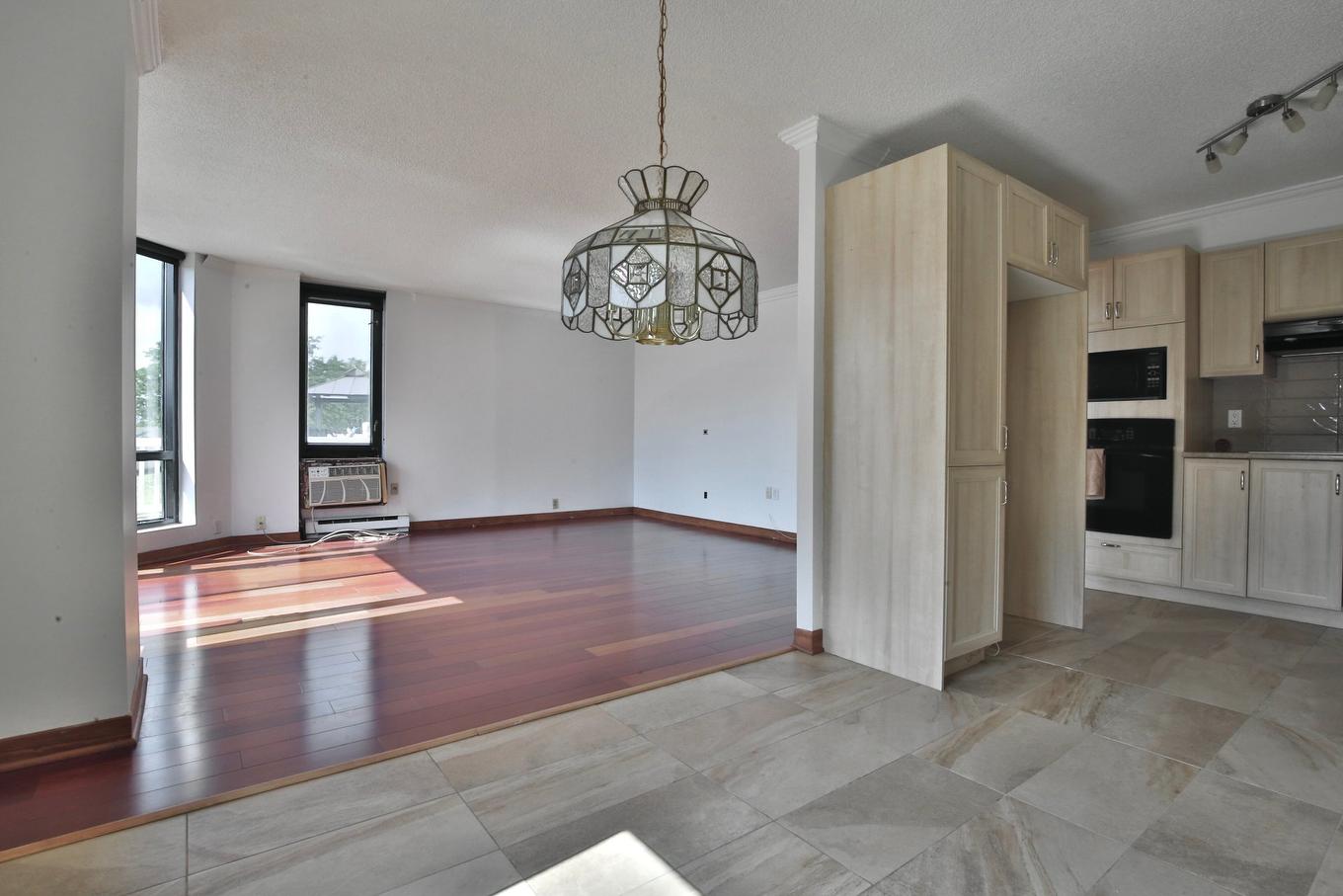 Overall view - T301-51 Place Charles-Le Moyne, Longueuil (Le Vieux-Longueuil), QC - Indoor Photo Showing Kitchen