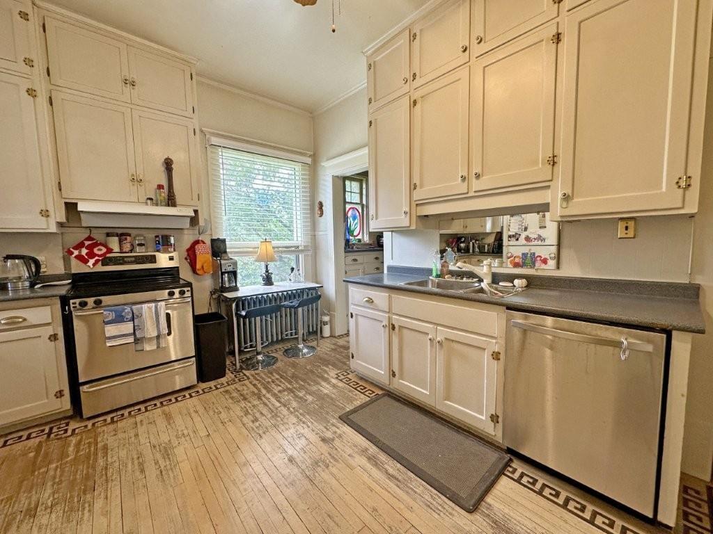 43 Summit Ave, Thunder Bay, ON - Indoor Photo Showing Kitchen With Double Sink