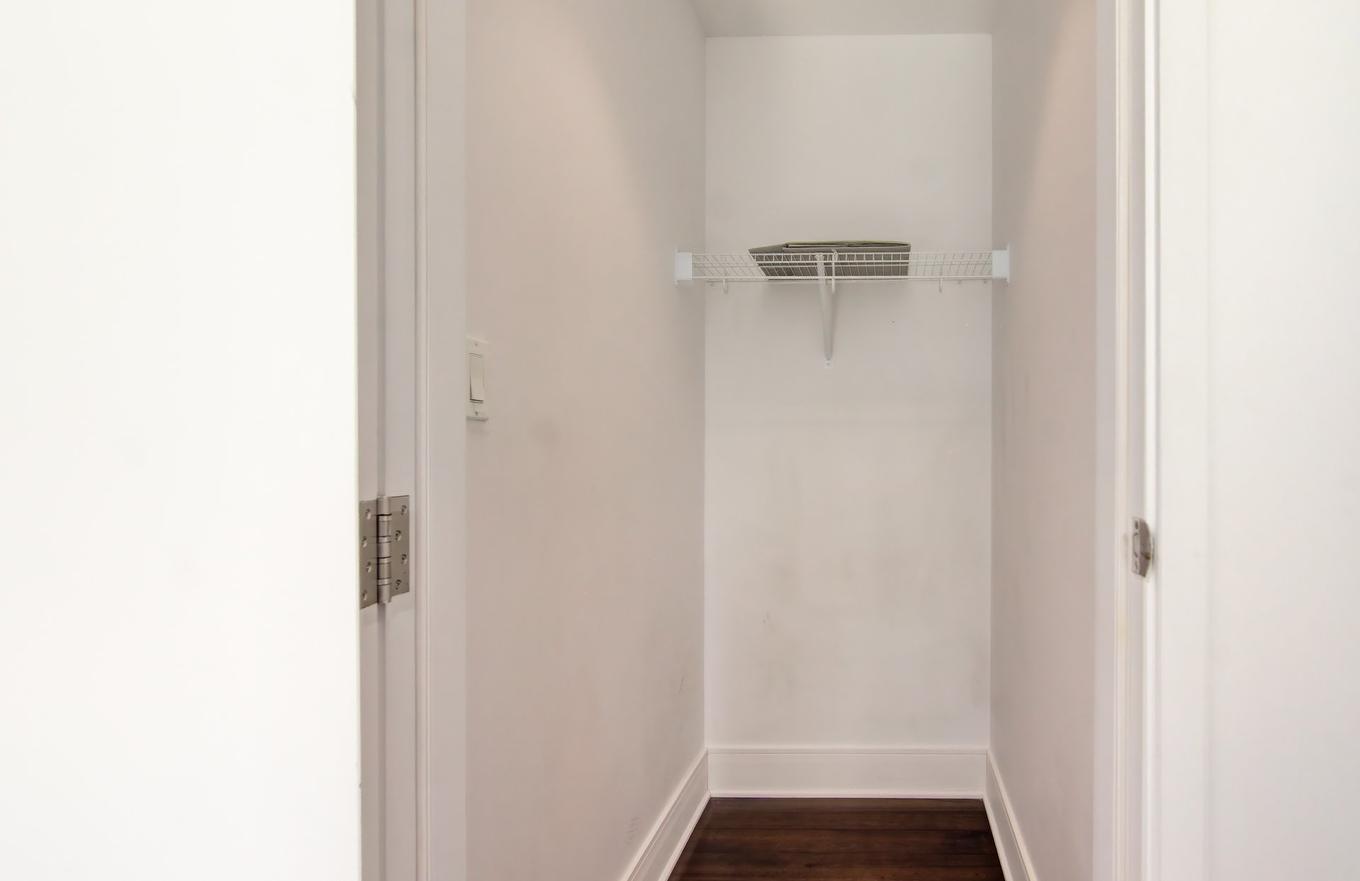 Walk-in closet - 2405-1188 Av. Union, Montréal (Ville-Marie), QC - Indoor
