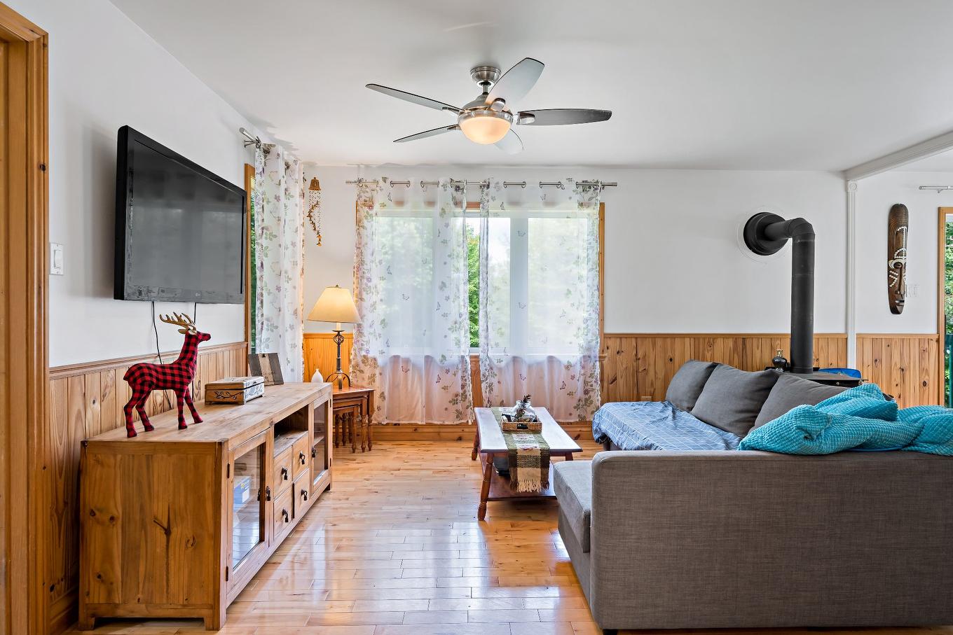 Living room - 412 Ch. Du Lac-Mercier, Mont-Tremblant, QC - Indoor