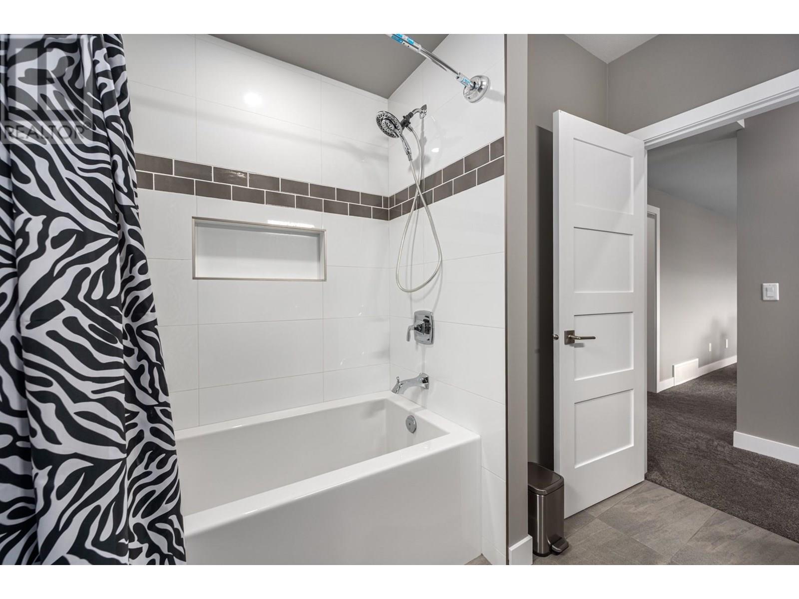 4038 Rio Vista Way, Kamloops, BC - Indoor Photo Showing Bathroom