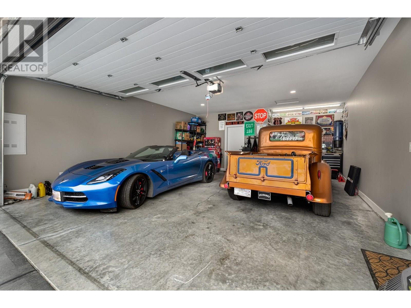 4038 Rio Vista Way, Kamloops, BC - Indoor Photo Showing Garage