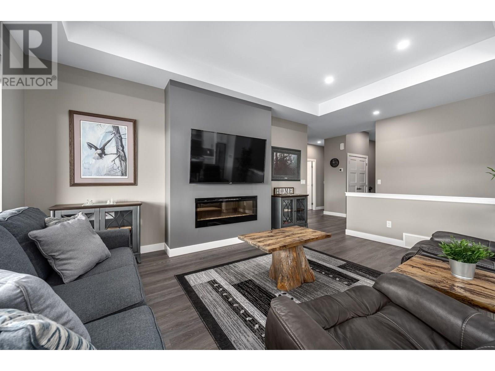 4038 Rio Vista Way, Kamloops, BC - Indoor Photo Showing Living Room With Fireplace