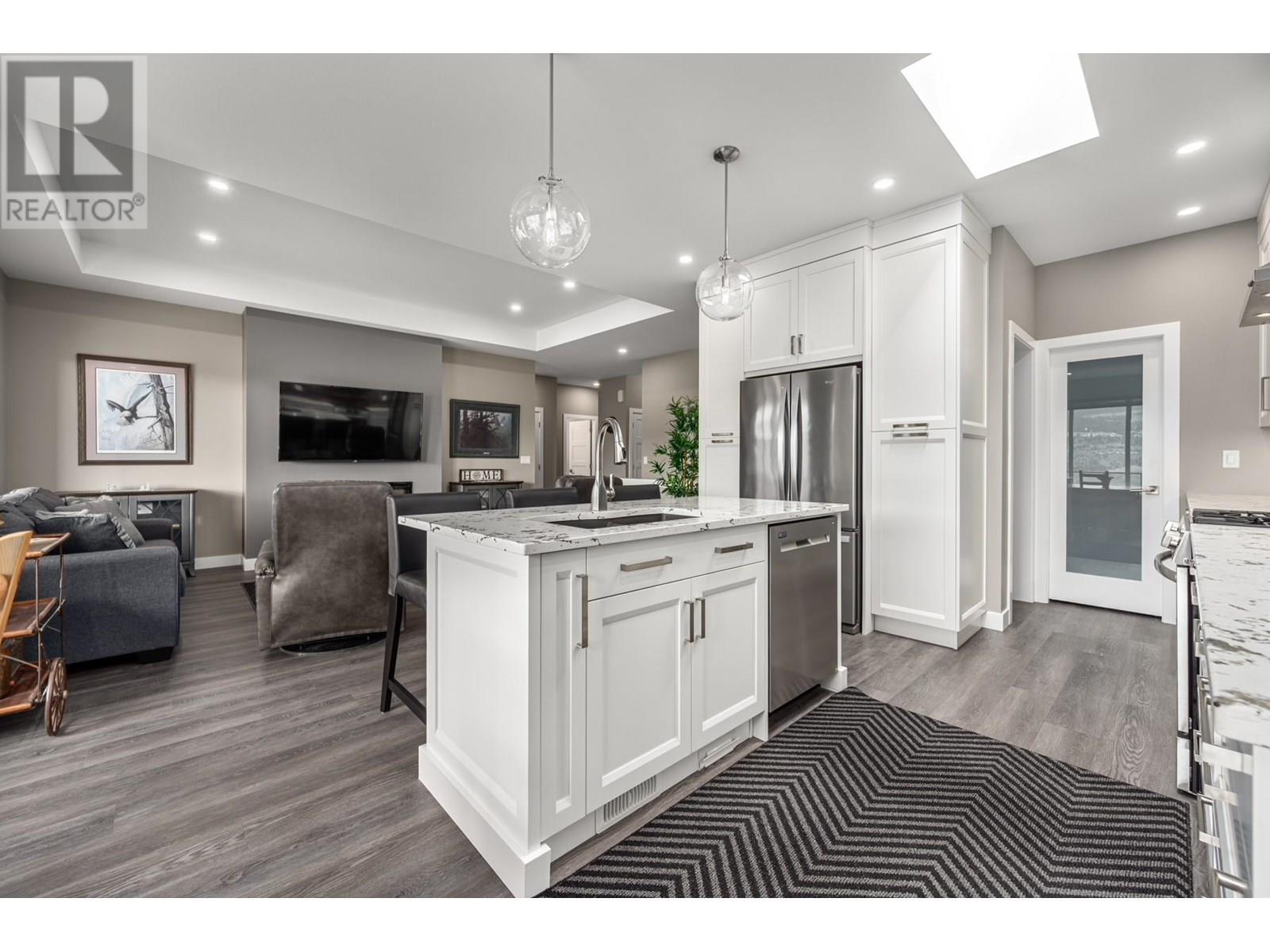 4038 Rio Vista Way, Kamloops, BC - Indoor Photo Showing Kitchen With Upgraded Kitchen