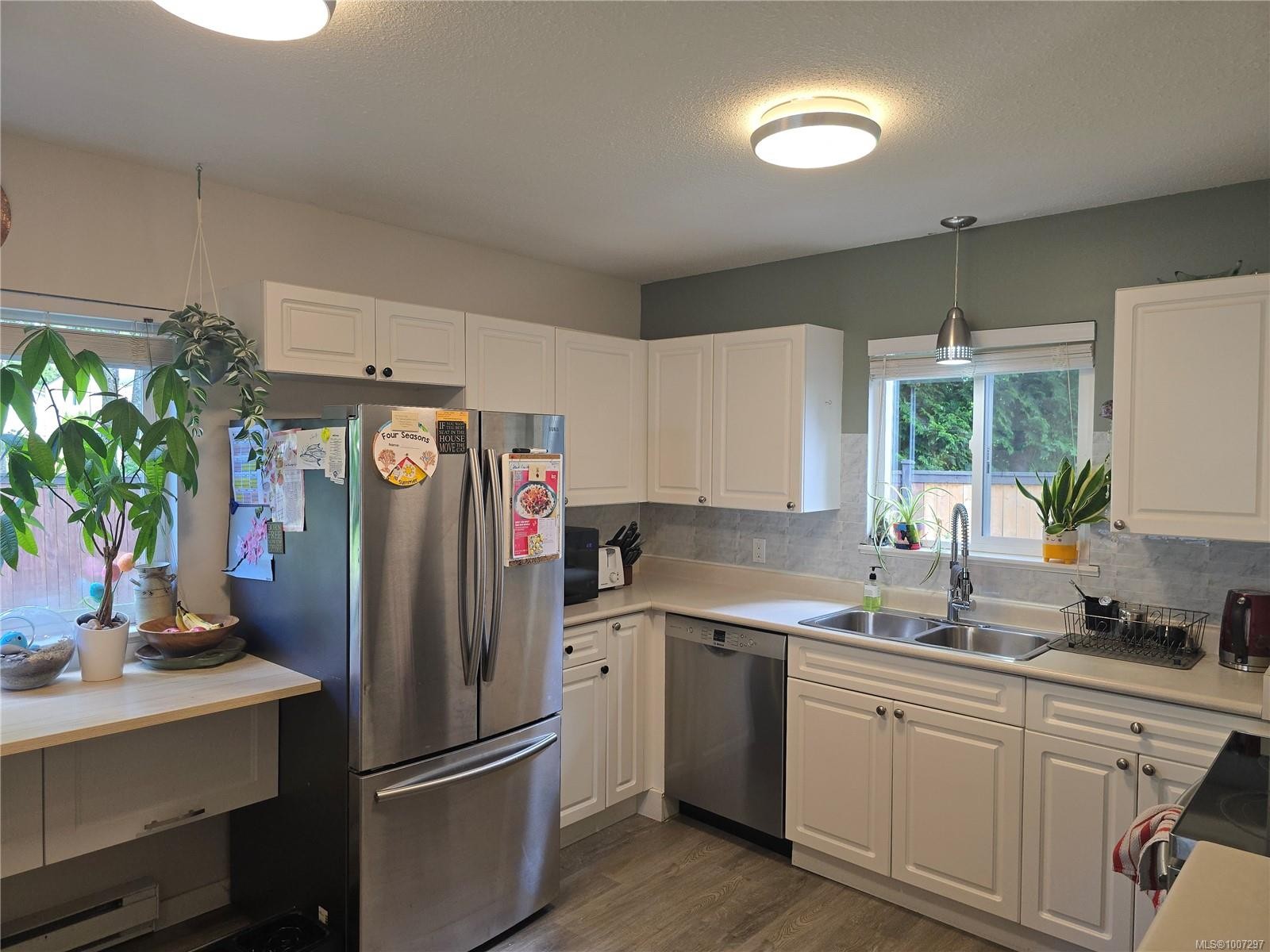 A-9477 Scott St, Port Hardy, BC - Indoor Photo Showing Kitchen With Double Sink