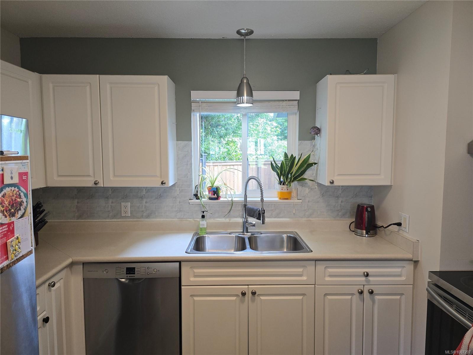 A-9477 Scott St, Port Hardy, BC - Indoor Photo Showing Kitchen With Double Sink