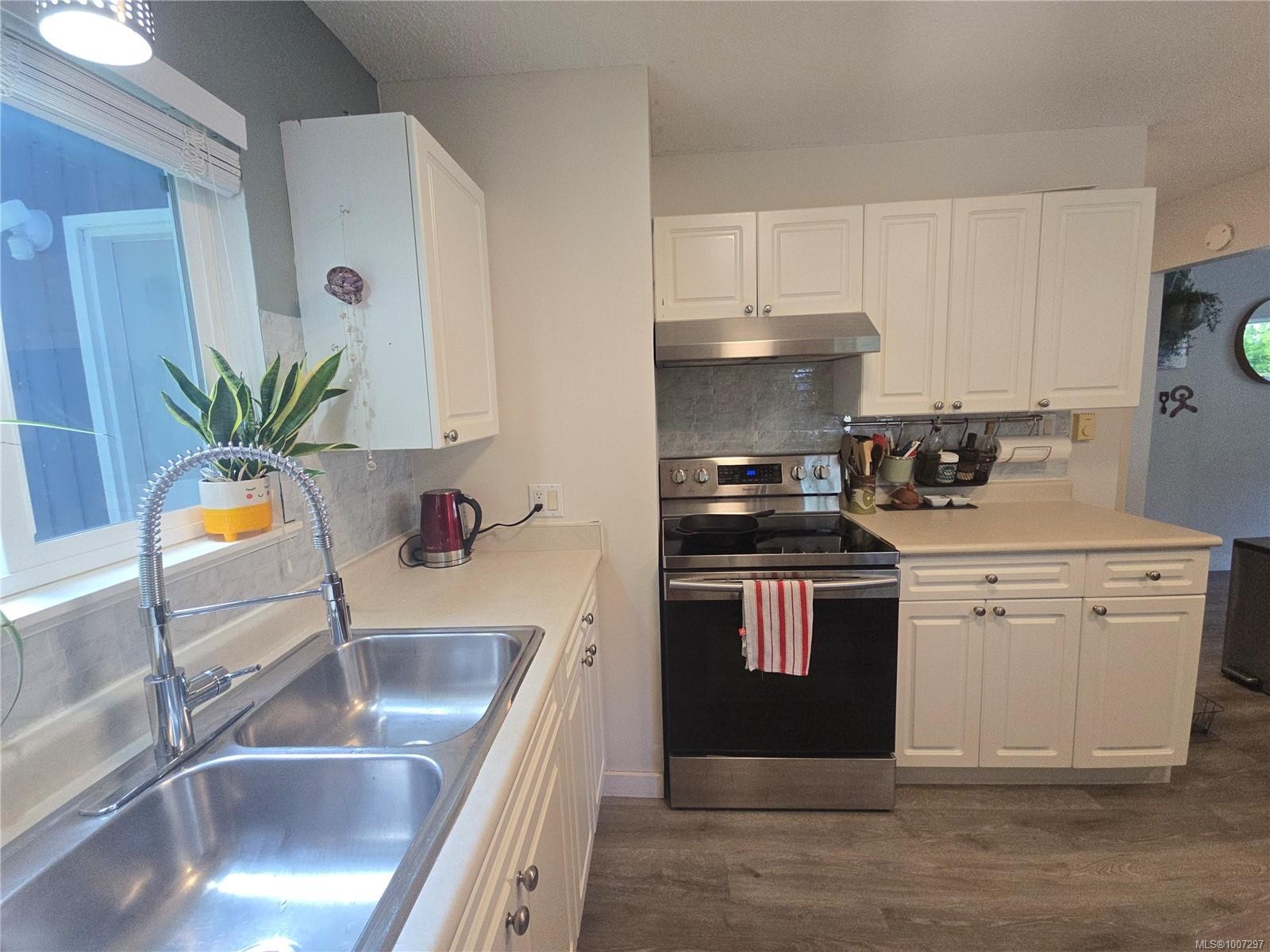 A-9477 Scott St, Port Hardy, BC - Indoor Photo Showing Kitchen With Double Sink