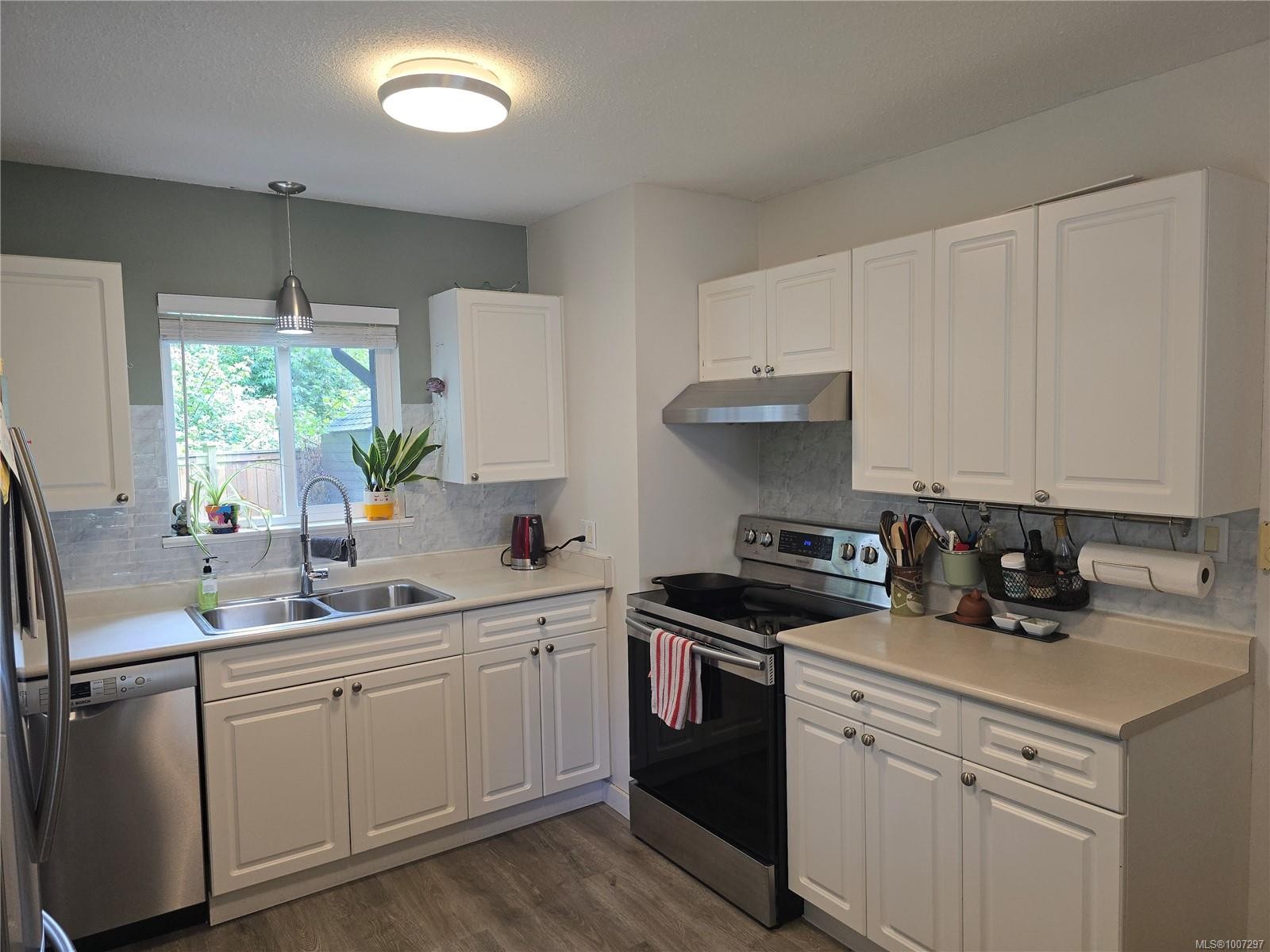 A-9477 Scott St, Port Hardy, BC - Indoor Photo Showing Kitchen With Double Sink