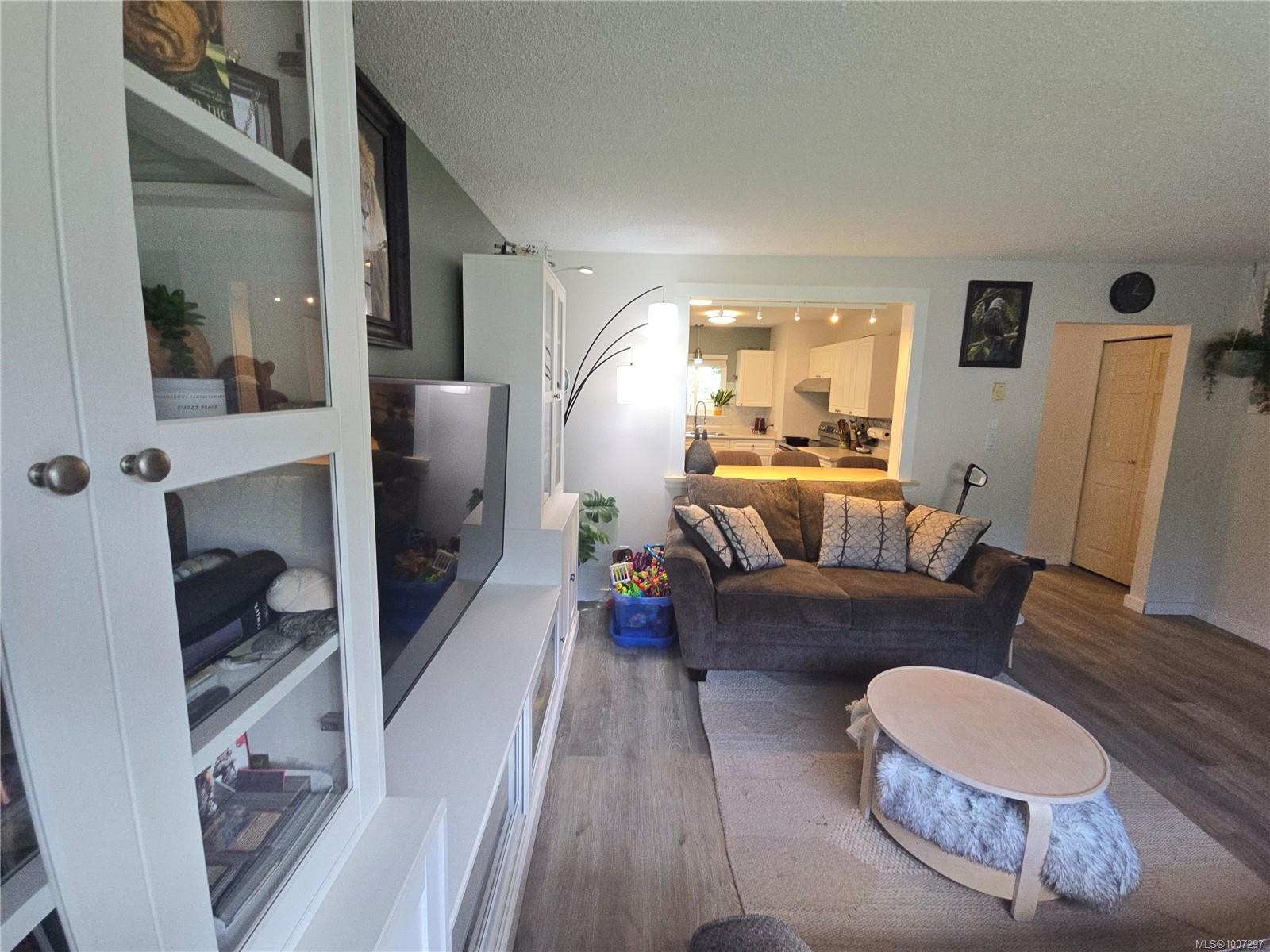 A-9477 Scott St, Port Hardy, BC - Indoor Photo Showing Living Room