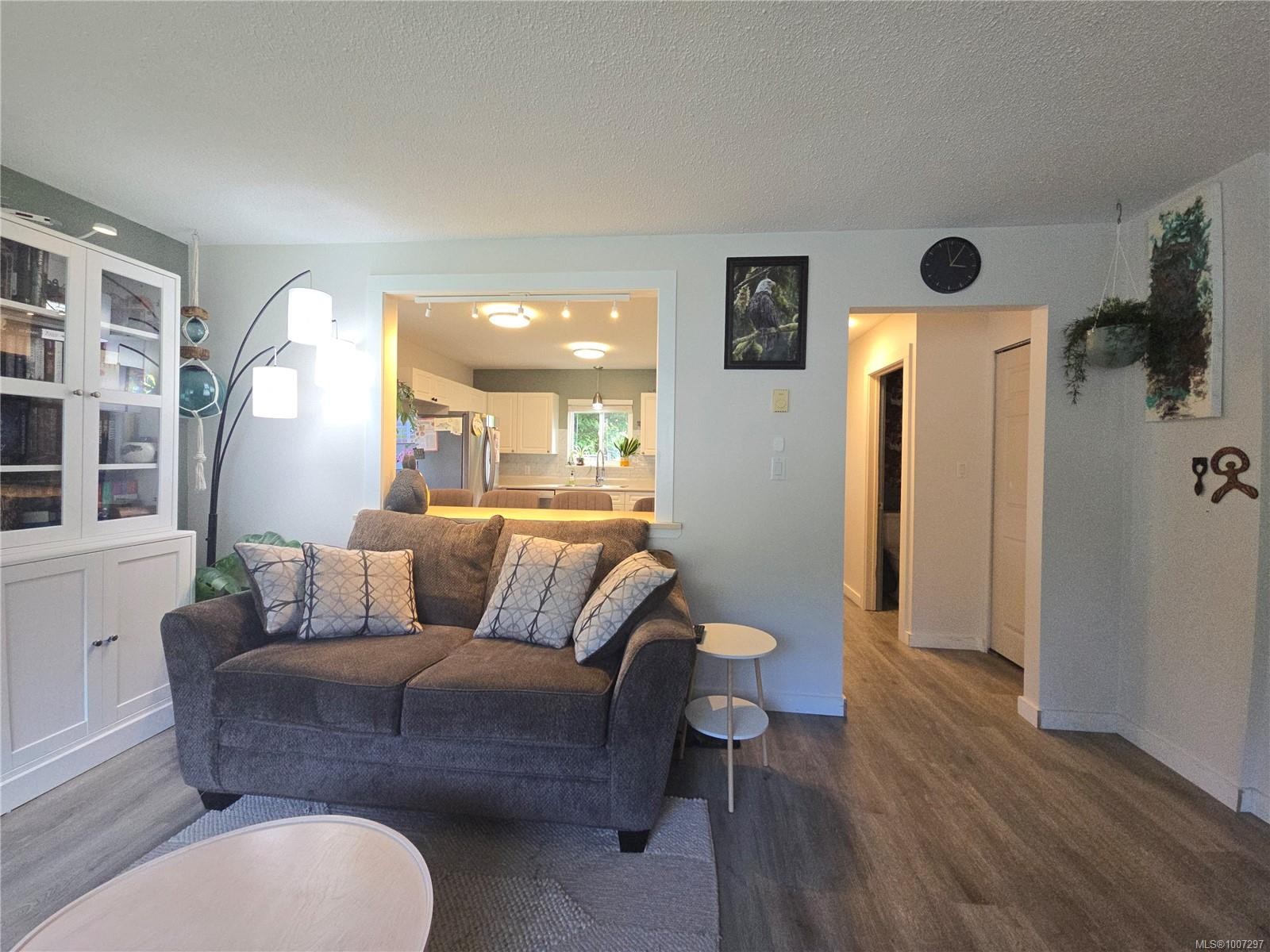 A-9477 Scott St, Port Hardy, BC - Indoor Photo Showing Living Room