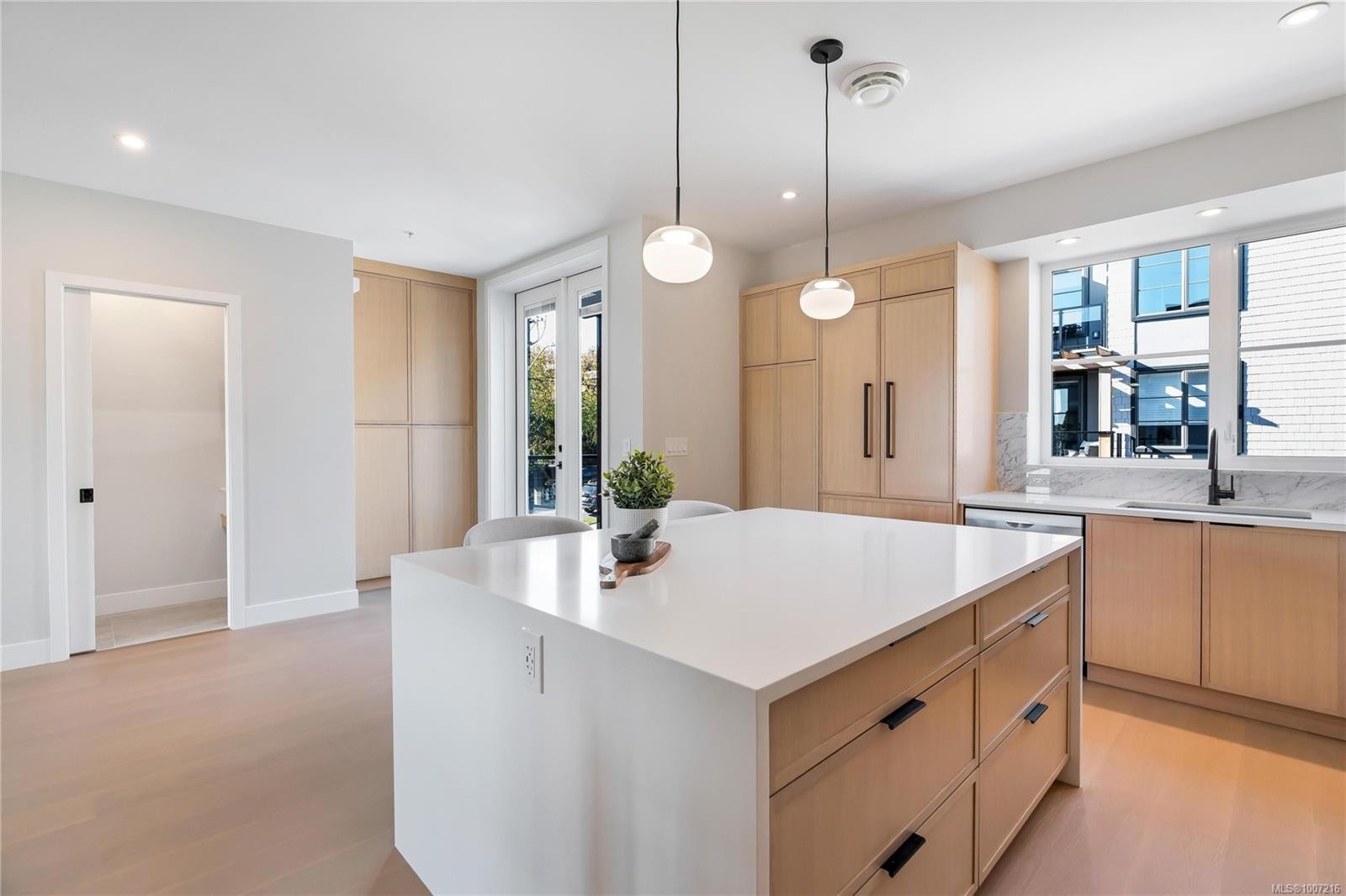 13-2590 Penrhyn St, Saanich, BC