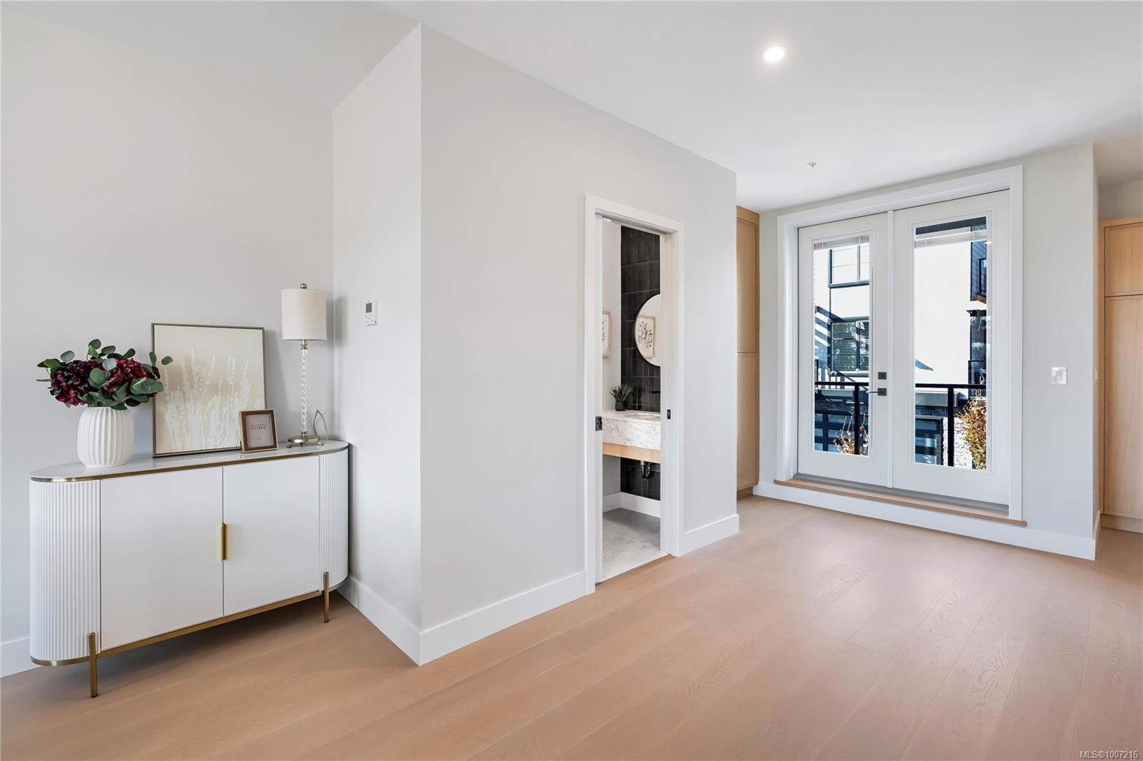 13-2590 Penrhyn St, Saanich, BC