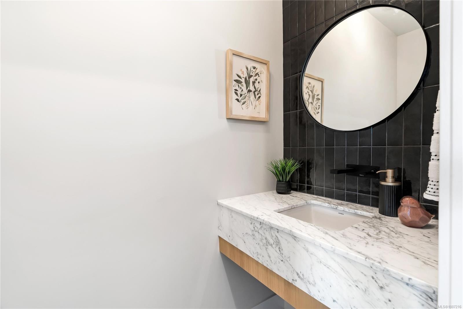 13-2590 Penrhyn St, Saanich, BC