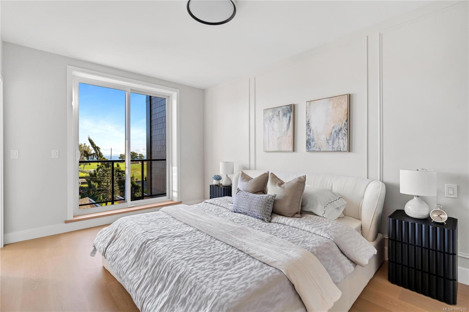 13-2590 Penrhyn St, Saanich, BC