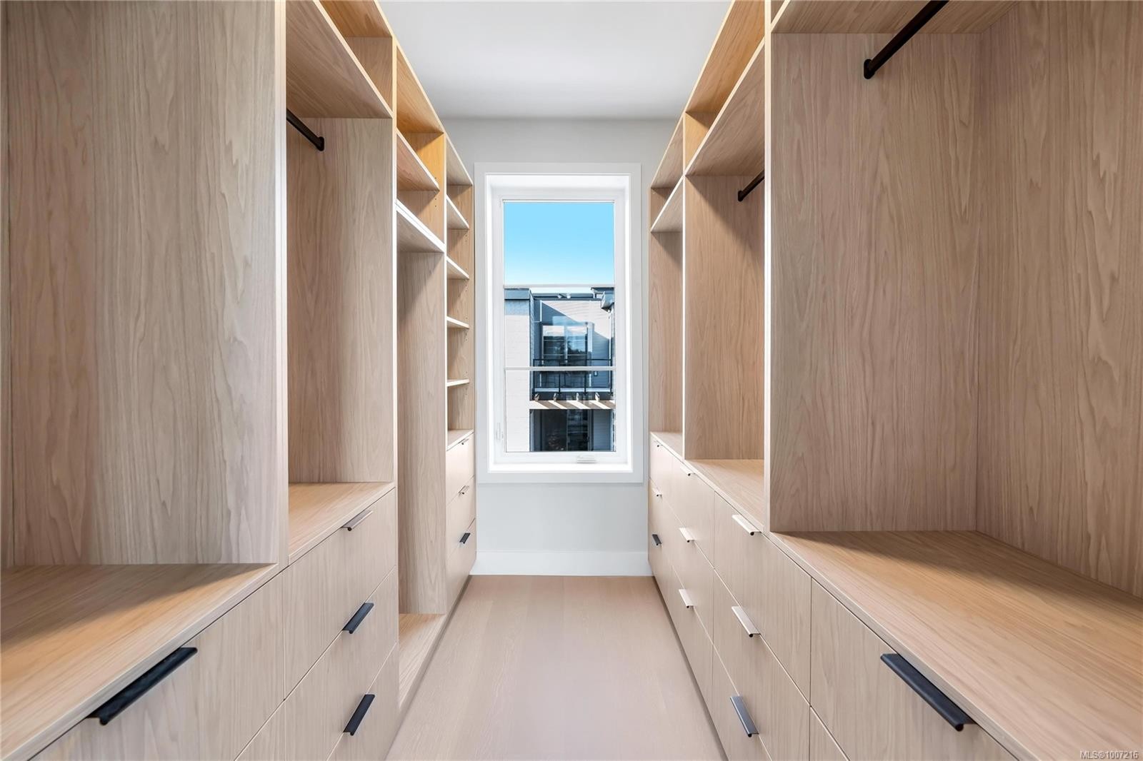 13-2590 Penrhyn St, Saanich, BC