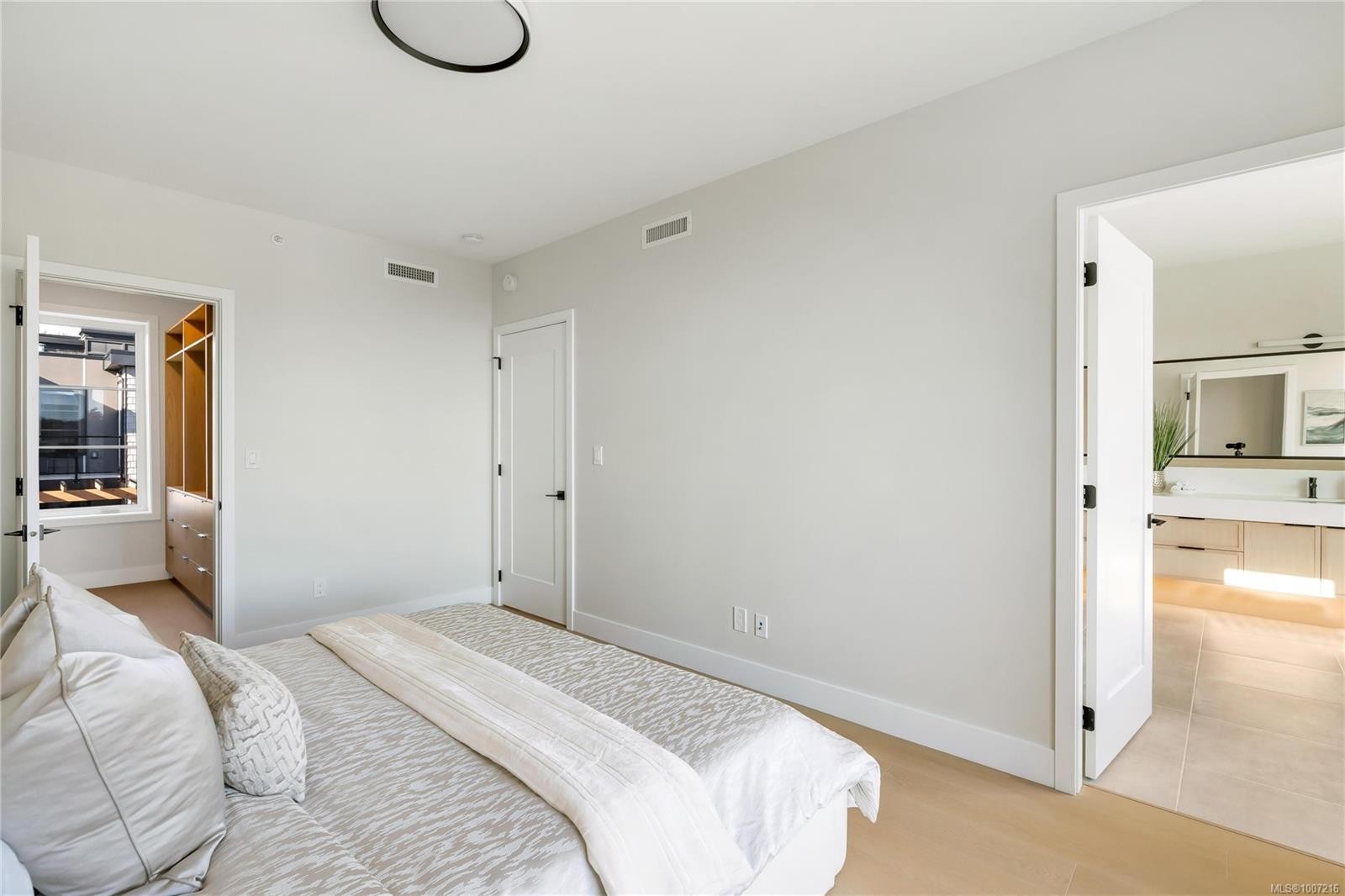 13-2590 Penrhyn St, Saanich, BC