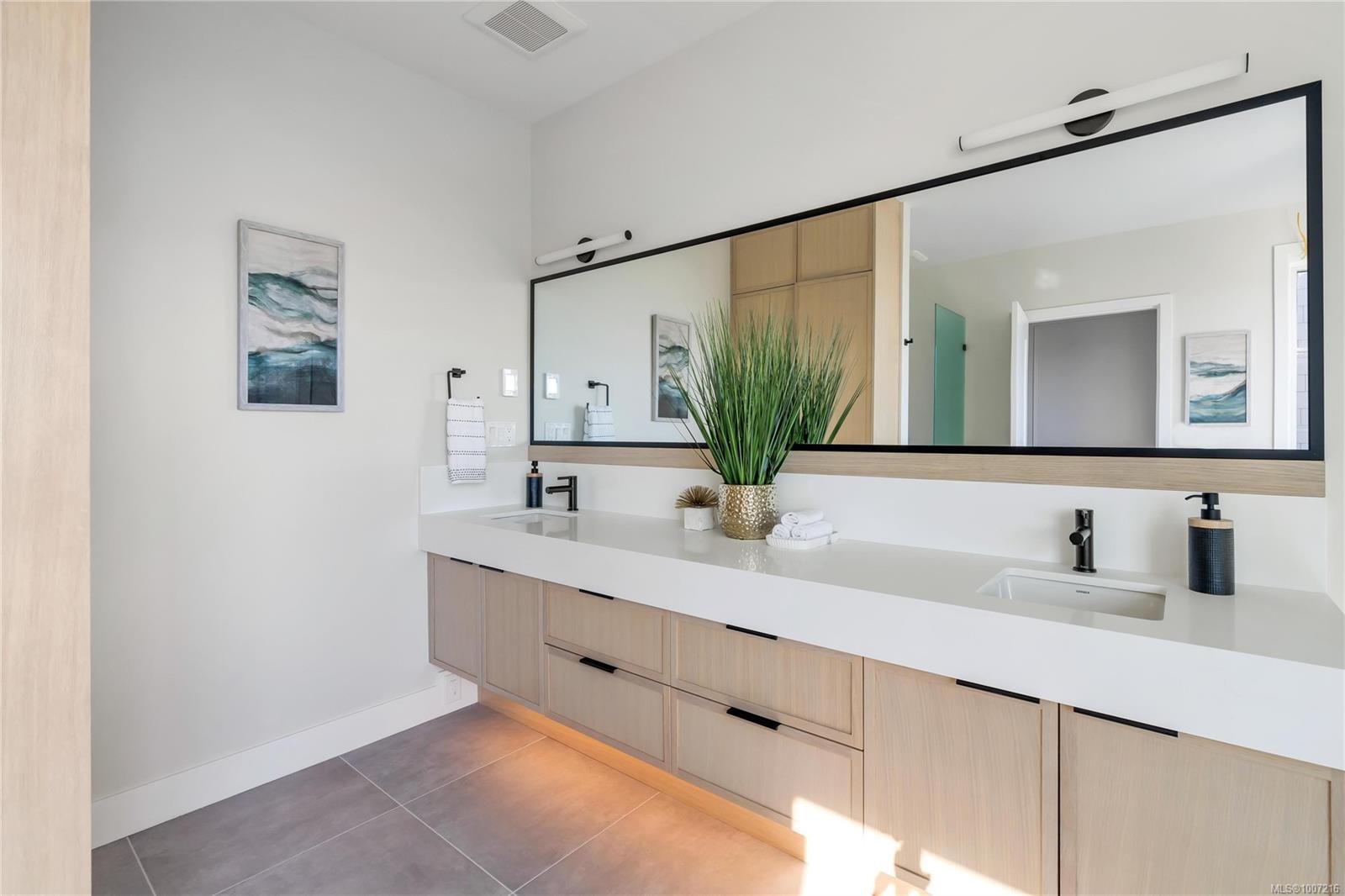 13-2590 Penrhyn St, Saanich, BC