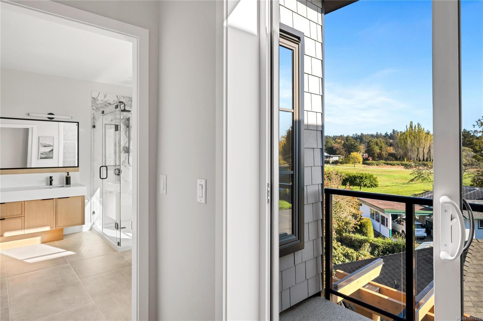 13-2590 Penrhyn St, Saanich, BC