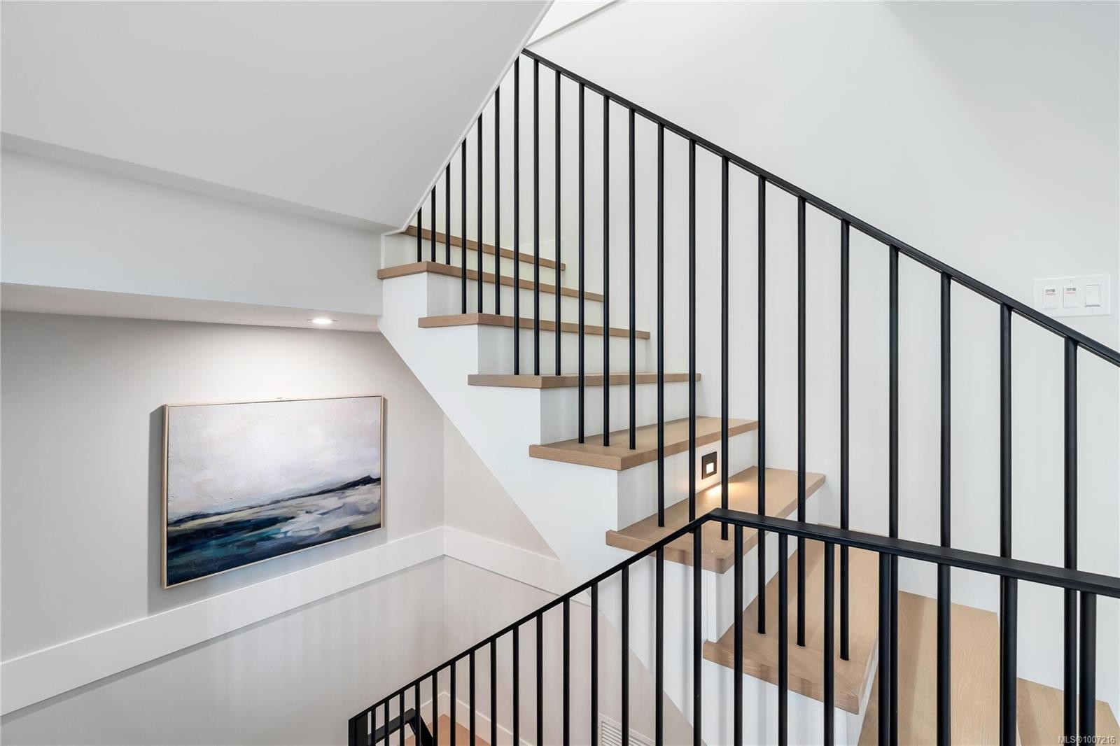 13-2590 Penrhyn St, Saanich, BC