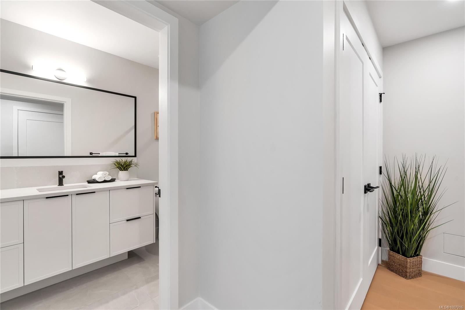 13-2590 Penrhyn St, Saanich, BC