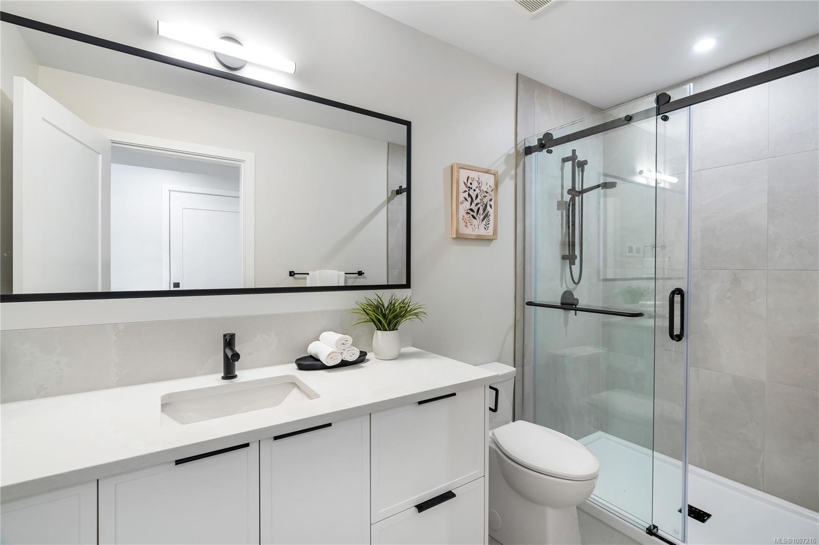 13-2590 Penrhyn St, Saanich, BC