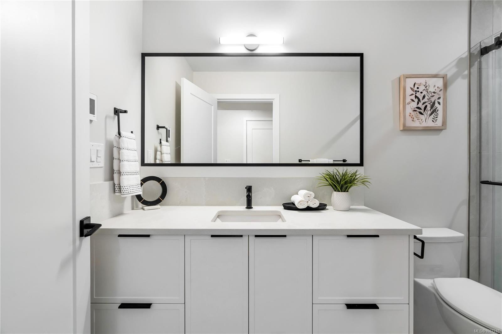 13-2590 Penrhyn St, Saanich, BC