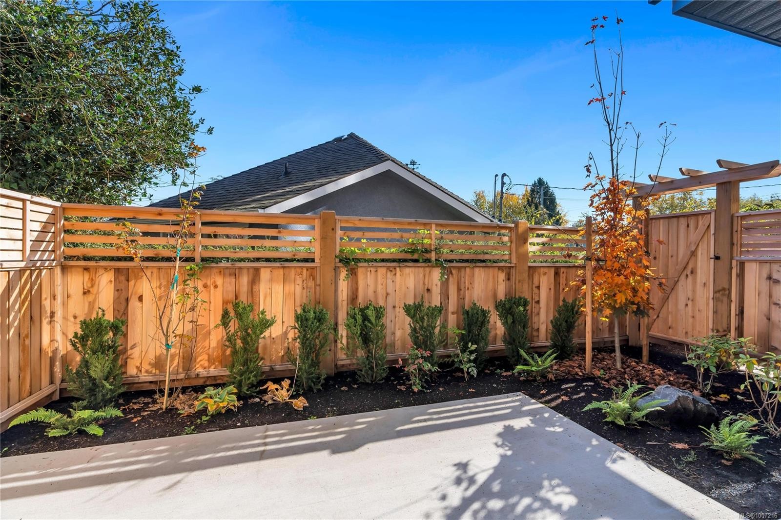 13-2590 Penrhyn St, Saanich, BC