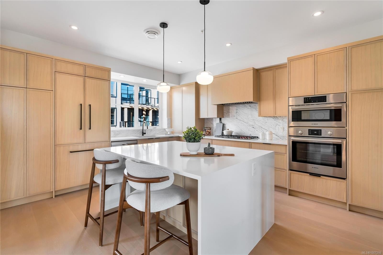 13-2590 Penrhyn St, Saanich, BC