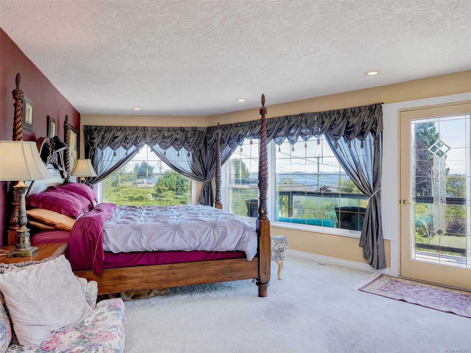 8626 Lochside Dr, North Saanich, BC